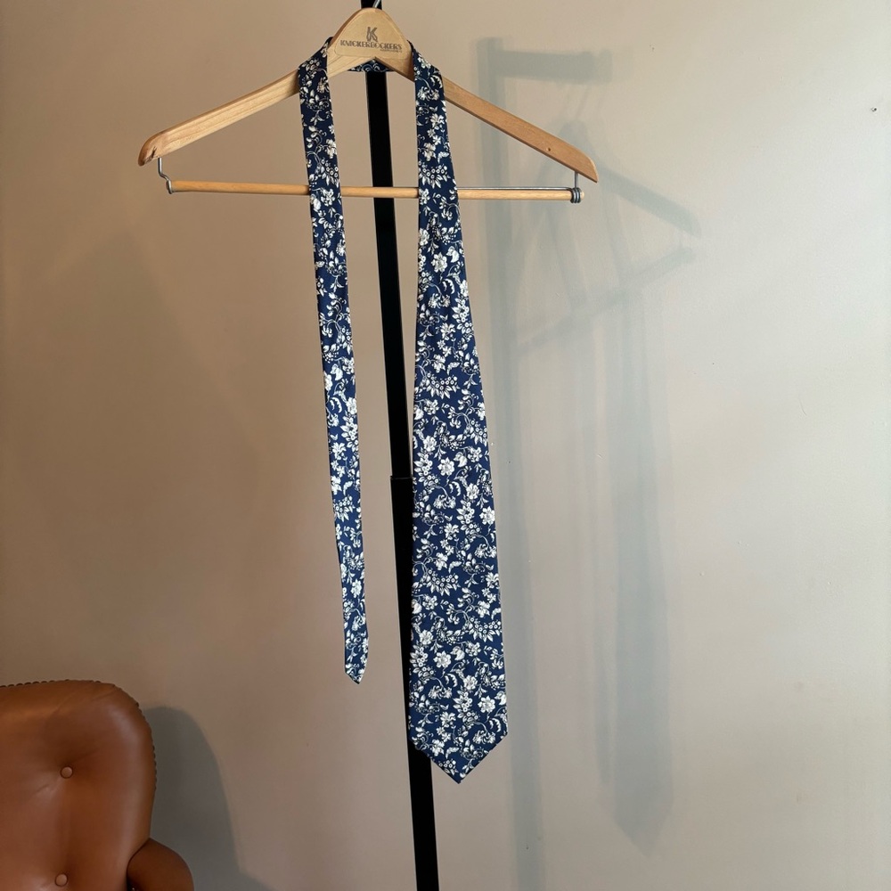 GAP Vintage Blue‎ and White Floral Tie